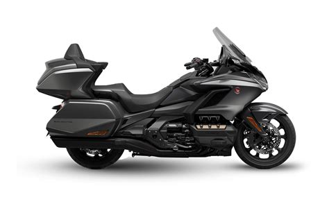 Motocicleta tipo touring con asiento bajo y manillar elevado
