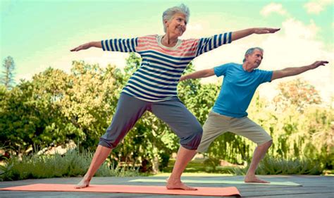 Infografía comparando la calidad de vida de un adulto mayor con dolor crónico y uno sin dolor, destacando diferencias en movilidad, estado de ánimo y participación social.