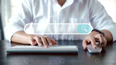 Imagen de una pensionista consultando información en un ordenador.