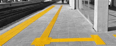 Fotografía de las guías podotáctiles instaladas en el hemiciclo del Senado.