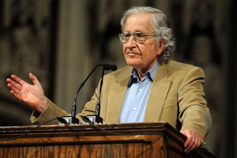 Noam Chomsky en una conferencia