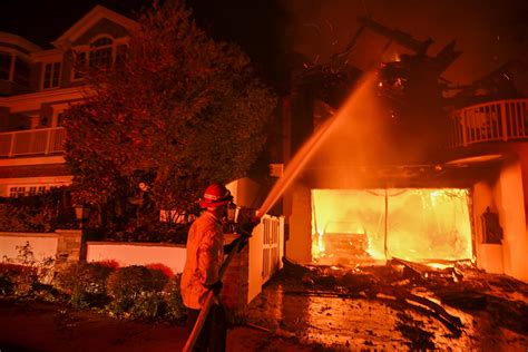 Casa incendiada en Paillaco, Chile