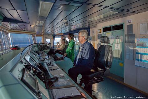 Foto de un capitán en el puente de mando dando instrucciones