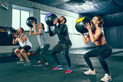 Esquema que ilustra los beneficios del entrenamiento funcional en la vida diaria: subir escaleras, cargar bolsas y levantarse de una silla.