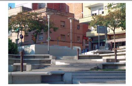 Fotografía de la Plaza Ángel Pestaña destacando el uso de concreto y su impacto en la accesibilidad