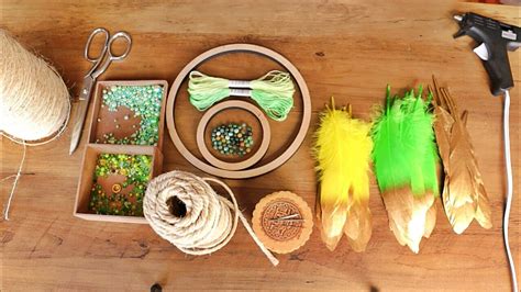 Diseño de atrapasueños tradicional con materiales naturales