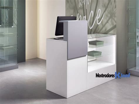 Esquema de diseño universal que muestra un mostrador con altura adaptada, espacio para silla de ruedas y señalética inclusiva.