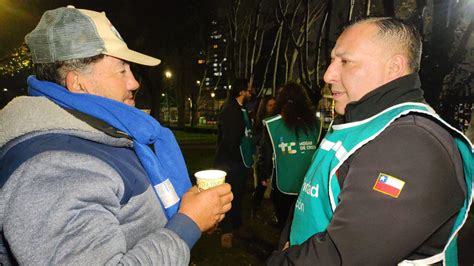 Fotografía de famosos participando en la ruta de calle de Hogar de Cristo