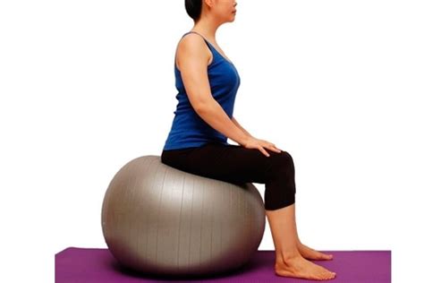 Persona mayor sentada en un fitball con instructor, realizando un ejercicio guiado