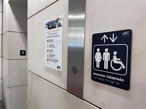 Ejemplo de señalética accesible en el metro de São Paulo.