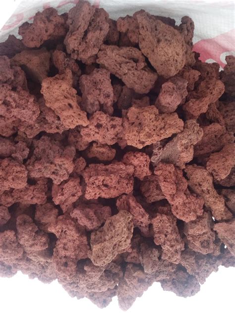 Foto de piedras volcánicas en una parrilla a gas