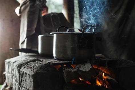 Fotografía de una estufa de leña encendida con precauciones