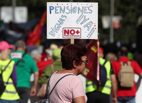 Manifestación por pensiones dignas en Chile, con carteles criticando las AFP