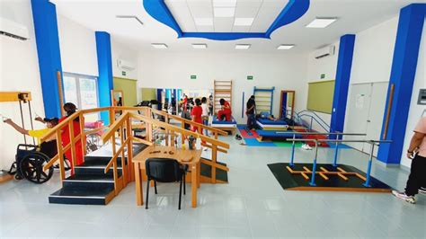 Foto de la inauguración de una sala de rehabilitación con autoridades y beneficiarios