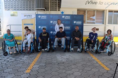 Fotografía de entrega de sillas de ruedas eléctricas y otros apoyos tecnológicos a personas con discapacidad