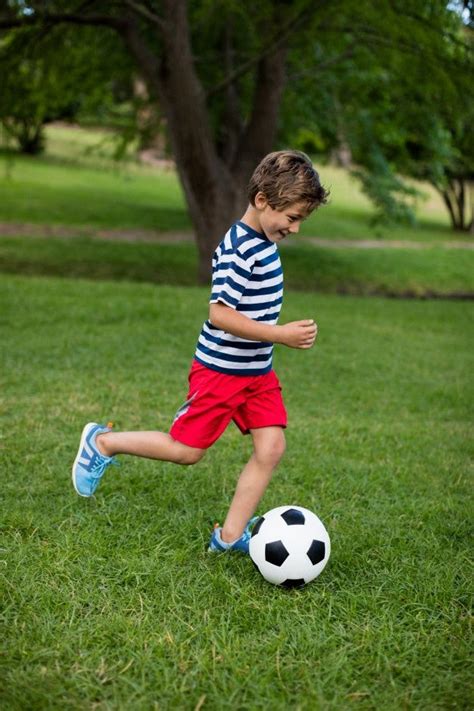 Foto de un niño de 2 años jugando en un parque al aire libre