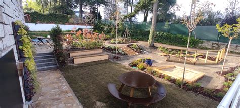 Espacio de asamblea en un jardín terapéutico