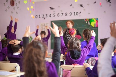Estudiantes participando activamente en una clase bilingüe