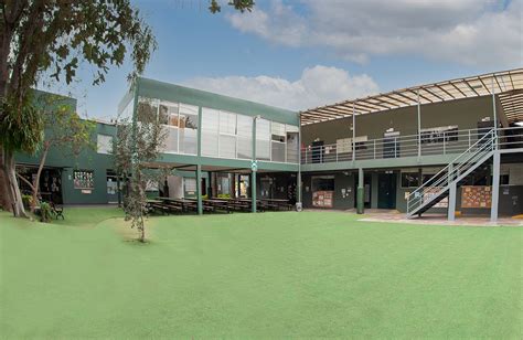 Vista aérea del campus de Casuarinas College, destacando sus instalaciones deportivas y áreas verdes