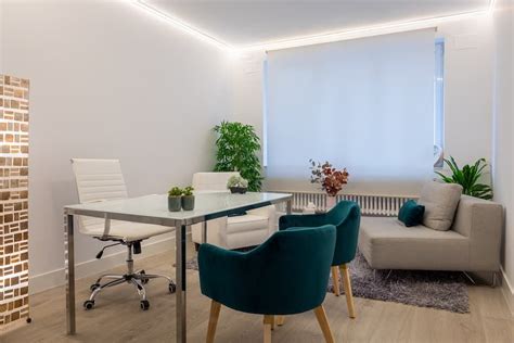 Foto de un espacio terapéutico moderno con colores claros, plantas y luz natural