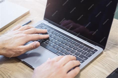 Ilustración: manos de adulto mayor tecleando en un teclado de ordenador con letras grandes
