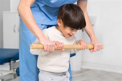 Niño realizando terapia física asistida