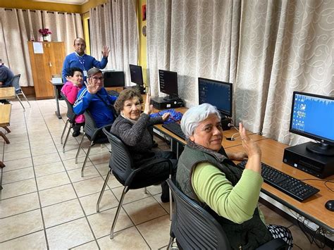 Adultos mayores participando en un taller de alfabetización digital