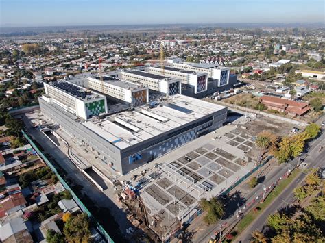 Plano o render del nuevo Hospital Regional de Ñuble mostrando sus accesos principales y señalética inclusiva.