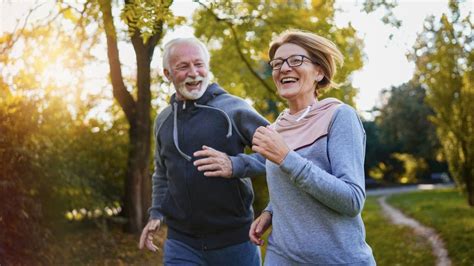 Foto temática: persona mayor activa y sonriente en un entorno de salud o bienestar