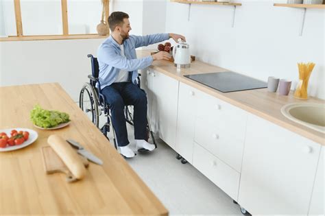 esquema de una cocina con adaptaciones para personas mayores, destacando electrodomésticos de fácil acceso y detectores de humo.