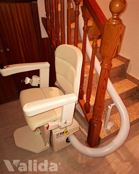 fotografía de una silla salvaescaleras instalada en una escalera.