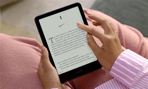 Imagen de una persona mayor utilizando un e-reader o tablet para leer un cómic digital.