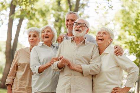 Foto de personas mayores riendo juntas, transmitiendo optimismo
