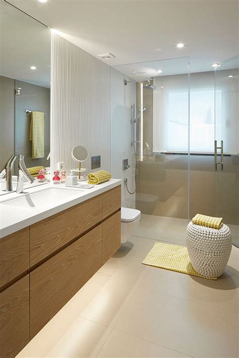 Baño adaptado con ducha a ras de suelo y amplias zonas de movimiento