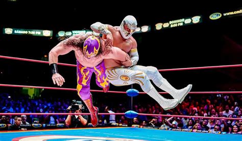 Imagen de un espectáculo de lucha libre en un barrio vulnerable, con niños y adultos disfrutando