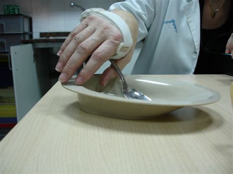 Mesa con utensilios adaptados para personas con dificultad de agarre