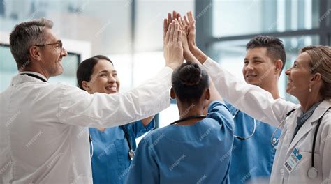 Equipo de profesionales de la salud brindando atención domiciliaria a un paciente