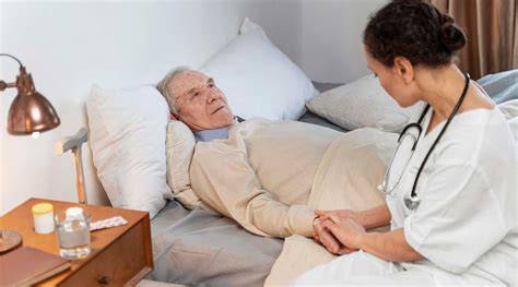 Cama articulada con paciente recibiendo cuidados domiciliarios