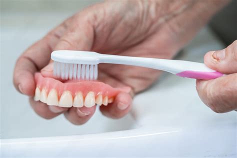 Infografía: Pasos para la limpieza diaria de prótesis dentales