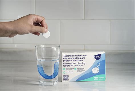 Ilustración de un recipiente con agua y pastilla limpiadora para prótesis