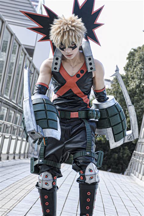 Foto de una persona en cosplay de My Hero Academia con una credencial de estudiante visible