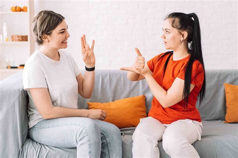 Personas sordas comunicándose en lenguaje de señas.