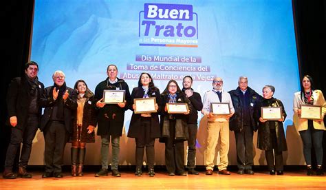 Fotografía representativa de la entrega del Sello Buen Trato a autoridades municipales.