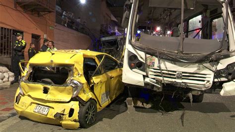 Fotografía técnica de un vehículo periciado por la policía tras un accidente de tránsito