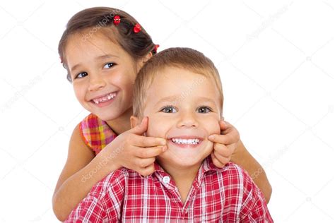 Foto de dos niños sonriendo, uno con dientes sanos y otro con signos de caries
