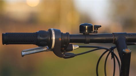 Esquema técnico de cómo se adaptan múltiples smartphones al manubrio de una bicicleta para jugar simultáneamente