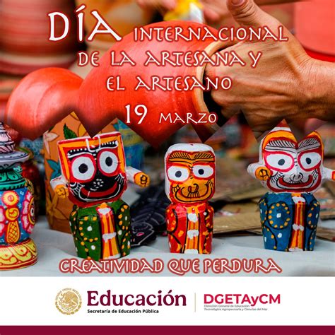 Artesanos recibiendo credenciales y exhibiendo sus obras