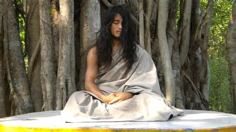 Foto del joven Ram Bahadur Bomjan meditando bajo el baniano en Nepal, con un círculo alrededor