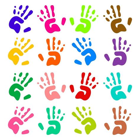 Círculo de madera con huellas de manos de niños de diferentes colores
