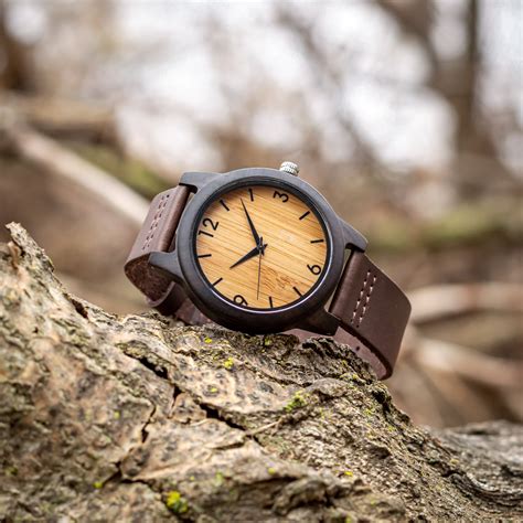 Reloj de pulsera de madera con esfera grabada